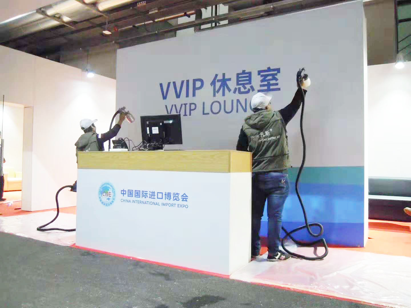 凡斯高品質(zhì)服務(wù)，積極參與，祝首屆中國國際進(jìn)口博覽會(huì)開幕！